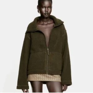 Päls jacka  - En grön päls jacka från Hm, andvänd fåtal gånger och är i super fint skick, inga defekter.  