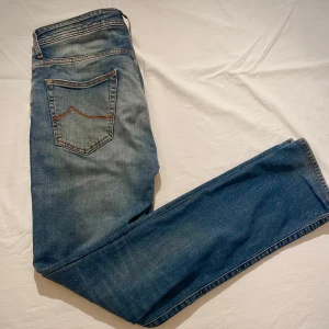 Jacob cohen jeans - Jacob cohen 622/NICK | Skick: 7/10 (lagning på vänster knä. Se bild 4) | Färg: Blå | Stlk: 32 | Nypris: 5500kr | Mitt pris: 999 | Tvekan inte på att ställa frågor i dm!💯