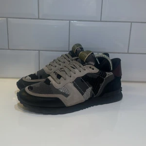 Valentino Rockrunners - Valentino Rockrunners i riktigt bra skick, bara liten skavank i hälen. Storlek 41 men passar 42