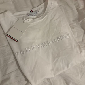 Vit t-shirt från Tommy Hilfiger - Säljer en t-shirt ifrån tommy hilfiger som aldrig kom till användning. Storlek xs köpt för 600 , helt ny med etikett. Skriv privat för fler bilder eller frågor. Pris kan diskuteras.