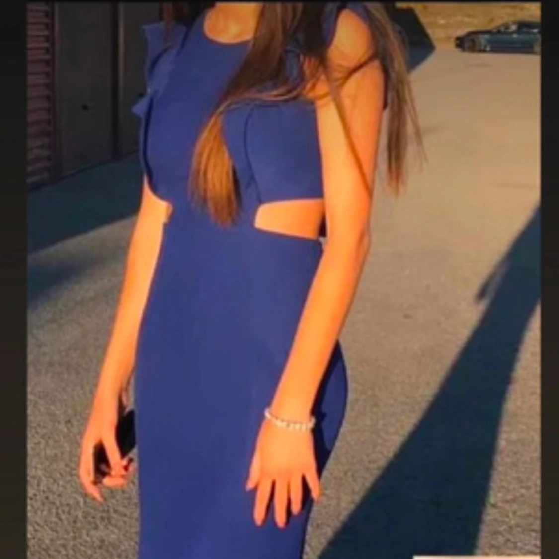 Blå långklänning med öppen rygg