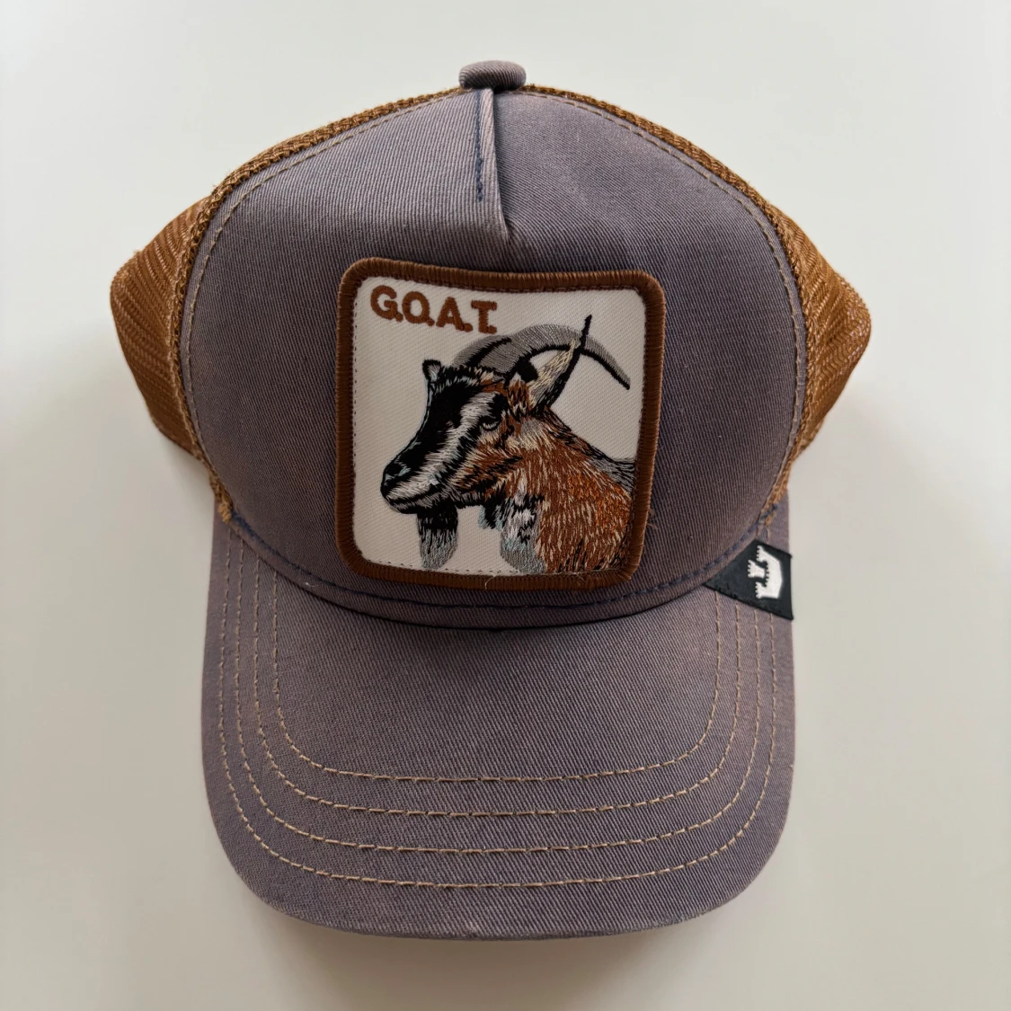 Grå och brun keps med getmotiv - 2