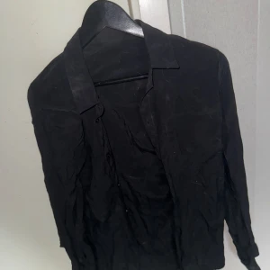 skjortor - Snygga skjortor med klassisk krage och knappar framtill. Skjortan har två bröstfickor med lock och knappdetaljer. Perfekt för en avslappnad stil.