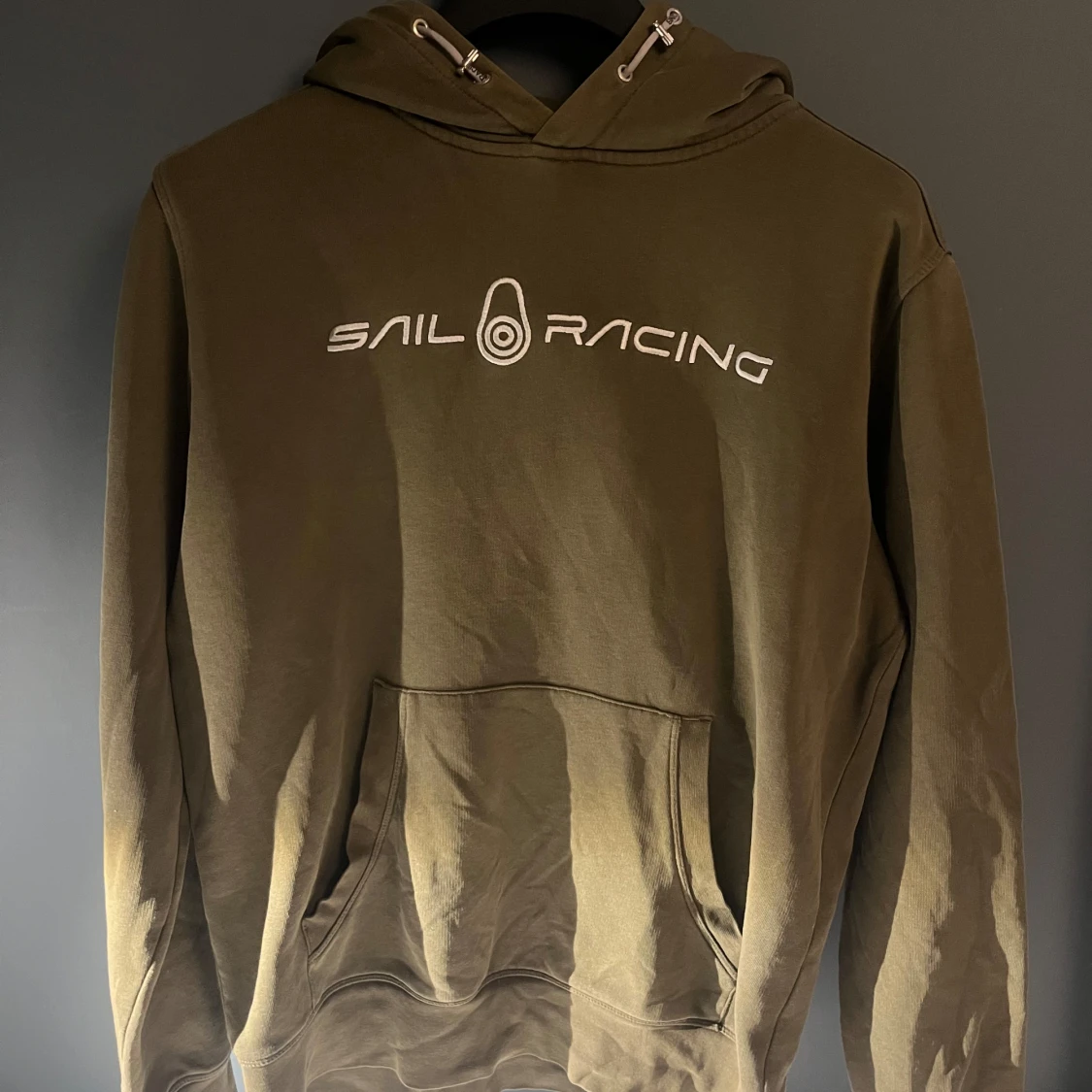 Olivgrön hoodie från Sail Racing