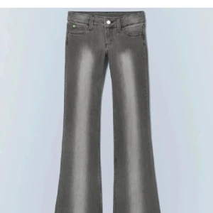 weekday jeans - stl 29/34 jättebra skick endast använd en gång då dom är lite långa! skriv vid egna bilder eller funderingar