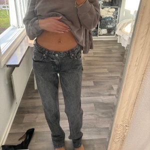 Grå jeans - Lågmidjde jeans från h&m, använda en gång. För långa för mig som är 163!🤍