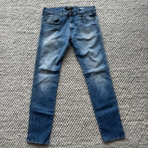 REPLAY ANBASS JEANS - Replay anbass jeans - Slim fit passform - Storlek W34/L32 - Nypris runt 1800kr -  Deluxecloset