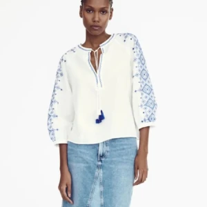 Zara blus  - Super fin zara blus med blåa deltaljer på armarna. Bra skick storlek XS.