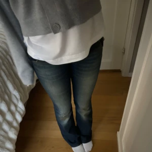 Wrangler jeans - Low waist jeans från wrangler i toppen skick! Säljer då dem är för små för mig. Midja: 38 cm och innerben: 84 cm! Långa på mih som är 177. 🩵🩵