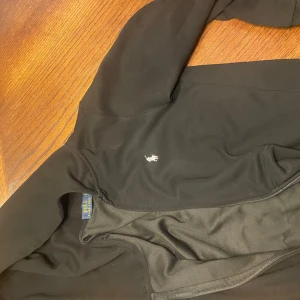 Svart hoodie från Ralph Lauren - Använd 3-4 ggr