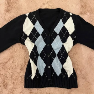 Marinblå kofta - Vringad marinblå kofta med knappar, vitt och ljusblå mönster. Använd 1 gång, fint skick strl S (passar även som XS)