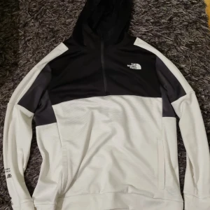 North face tröja  - En snygg north face tröja med dragkedja köpt från jd sport för 1100 kr den är i Storlek L men e lite mindre så passar nog även M 