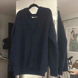 Mörkblå kofta med knappar - Mysig mörkblå kofta från NAKD med knappar