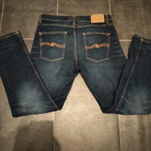 Nudie jeans - Snygga mörkblå Nudie jeans med det wash i modell Lean Dean. Storlek 30:30. Mycket bra skick. Nypris runt 2000kr. Hör av dig vid fler frågor eller funderingar!