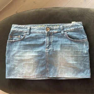 Lågmidjad jeanskjol - Säljer denna lågmidjade jeanskjol med coola fickor i storlek 40, midjemåttet rakt över är 42cm men går att stretcha ut till 45cm💘