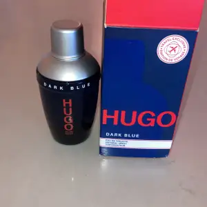 Säljer en flaska Hugo Dark Blue Eau de Toilette. Parfymen är nästan oanvänd och har en stilren design. Parfymen kommer i en snygg förpackning. Perfekt för dig som vill lukta fräsch citron och aqua.Köp direkt eller ge prisförslag💙