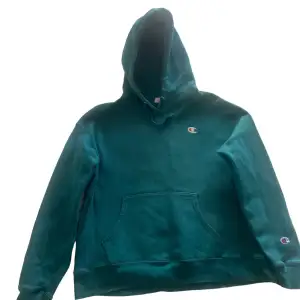 Säljer en grön hoodie från Champion i storlek Large. Den är superbekväm och perfekt för höst och vinter. Hoodien har en klassisk känguruficka på framsidan och en liten Champion-logga på bröstet och ärmen. Den är i bra skick och redo för en ny ägare!