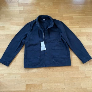 Overshirt  - Snygg overshirt ifrån märket Arket. Aldrig använd, inga skavanker eller andra typer av defekter så skick 10/10. Storlek 54 vilket motsvarar XL. Bara att höra av er vid frågor👍