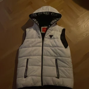 Guess väst äkta - Väldigt snygg guess väst ÄKTA såklart, köpt i en guess butik i Stockholm endast använd få gånger fraktar inom 24 timmar✅
