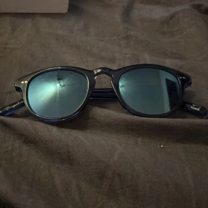 Chimi - Säljer ett par blåa Chimis i väldigt fint skick. Inga repor på glaset eller något sånt, inte använda så mycket. 