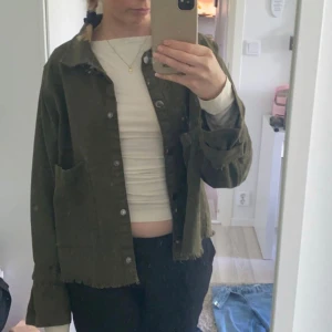 Grön jeansjacka - Grön jeansjacka som tidigare är köpt här på Plick, ser ut som ny säljer för den inte används! Står stl 44 men sitter som en M eller S lite overaized
