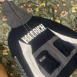 Hoodrich hoodie - Bra stick en liten fläck på som det syns på bilden 