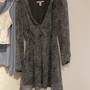 Flowy Leopard klänning - Storlek 36 (Ungefär s) Klänningen är i bra skicka och har används 2 gånger🩷  Är 170 och den når till mina knän! ställ frågor 🩷