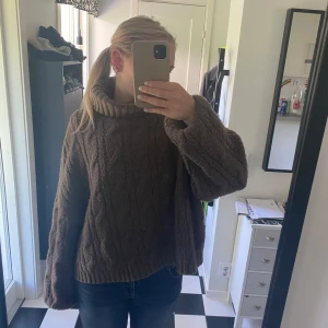 Stickad tröja - Super mysig brun stickad tröja med krage, ganska oversized. Köpt hör på Plick men den är ursprungligen från bikbok!
