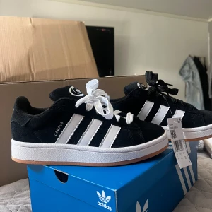 Adidas Campus 00’s - Helt nya Adidas Campus 00s i svart med lapparna på! Både vita och svarta skosnören ingår 🥰 Har ett par i storlek 37 1/3 och även ett par i 38! Pris kan diskuteras vid snabbt köp