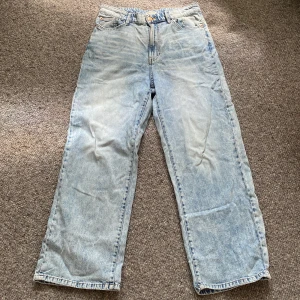 Jeansbyxor - Ett par snygga Wide-legged Jeans, urtvättade, bra skick,  köparen betalar för frakt.