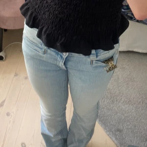 Ljusblå jeansbyxor - Säljer ett par ljusblå jeans från hm barnavdelningen! Slutsålda på hemsidan och är knappt använda! skriv för fler frågor❣️❣️Lågmidjade bootcut
