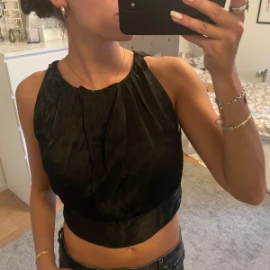 Festtopp - Superfin croppad festtopp i satinliknande material🩵 endast använd en gång. Liten i storleken så mer som en S! Kolla bion innan du köper❣️