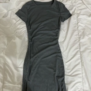 Mörk grå klänning - Helt oanvänd mörk grå klänning där man kan justera längden via band. Pris kan diskuteras💗💗