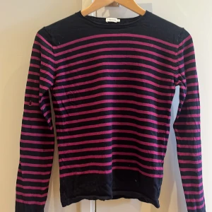 Snygg tröja - Snygg tröja från Fillipa K! Den har ett hål i vänster arm(bild 4), men annars är den i bra skick! Perfekt nu till hösten.