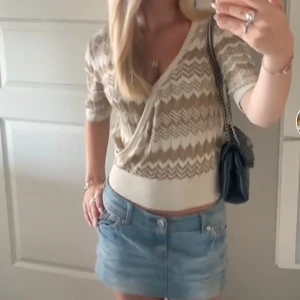 Mönstrad tröja - Jätte söt tröja från lindex som inte säljs längre. Säljer då den inte längre kommer till användning. I nyskick inga defekter!