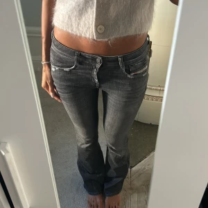 Diesel bootcut lowwaist jeans  - Alltså helt perfekta jeans från Diesel - bootcut, lågmidjade och långa! Storlek W27 L32, är 175 cm lång och har vanligtvis storlek 36 i jeans! 