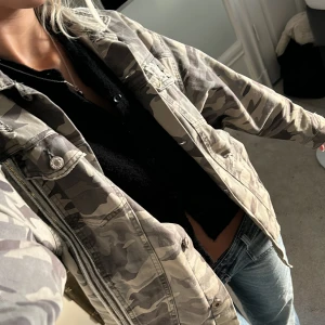 Camoflage jacka  - Såå ball camojacka från zara! Storlek M oversized perfekt till hösten 