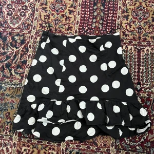 Prickig kjol - Prickig kjol i storlek 36-38