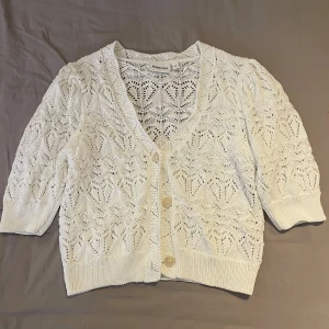 Kofta  - Fin kortärmad kofta i storlek xs ,som är använd fåtal gånger , från Kappahl.