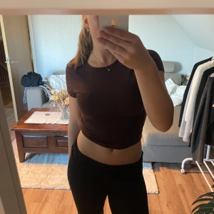 Tröja Gina Tricot - Brun t-shirt från Gina. Använd max 2 gånger så i väldigt fint skicka. Stl S🤎