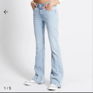 Lager 157 lågmidjade jeans  - Vill sälja mina lågmidjade jeans från lager 157! Använda typ 2/3 gånger o tycker inte dom sitter som dom ska. Lite långa på mig som är 1,60. Storlek Xxs full length. Pris kan diskuteras vid snabb affär!