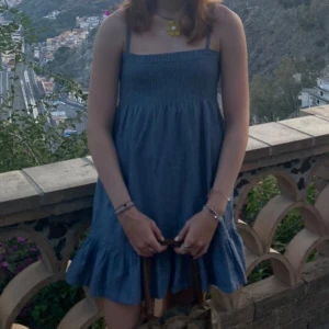 Sommarklänning - Söt klänning med volang! Obs resoren i överdelen börjar släppa (se bild 4) inget som syns när man har den på sig men man känner det ute i tyget💕💕