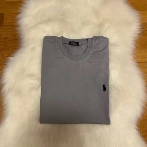 Polo Ralph Lauren t shirt - Grå Ralph Lauren tröja till salu, tight runt nacken. Grisch still och väldigt eftersökt. Pris kan diskuteras vid snabbköp.