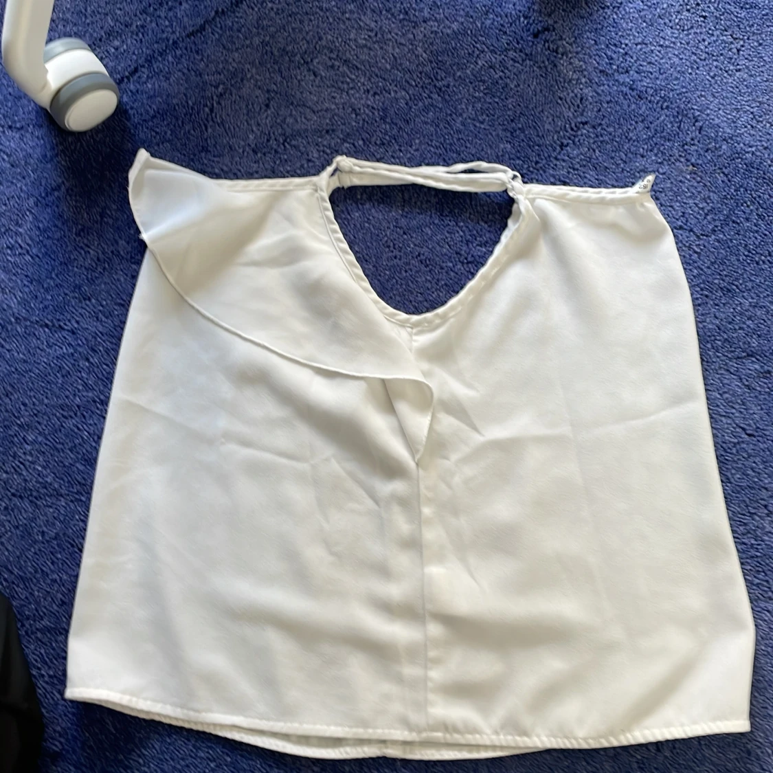 Vit ärmlös topp med volangdetalj - 91