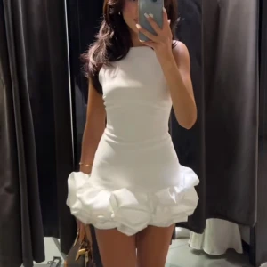 Vit zara klänning - Zara klänning som är slutsåld. Stl S och helt oanvänd med lappen kvar. Är inbyggda shorts i den. Köpare står för frakt. 