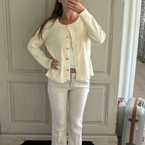 Kofta - Superfin kofta med knappar!! Storlek M men passar mig som vanligtvis bär xs/s!