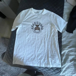 Burberry T-shirt  - Burberry T-shirt i jätte bra skick då jag aldrig använt den, Har tyvärr inget äktahets bevis förutom lapparna, storleken är 164, nypriset är 2500 kr