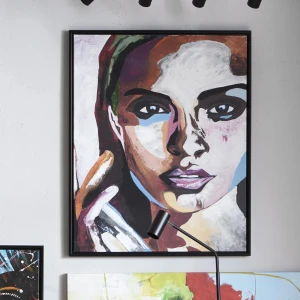 Färgglad tavla med kvinnoporträtt - Säljer en färgglad tavla med ett abstrakt kvinnoporträtt. Tavlan har en svart ram och är målad i olika nyanser av lila, orange, blå, grön och vit. Perfekt för att liva upp vilket rum som helst! Köp direkt eller ge prisförslag 💛Tavla, 80x100 cm