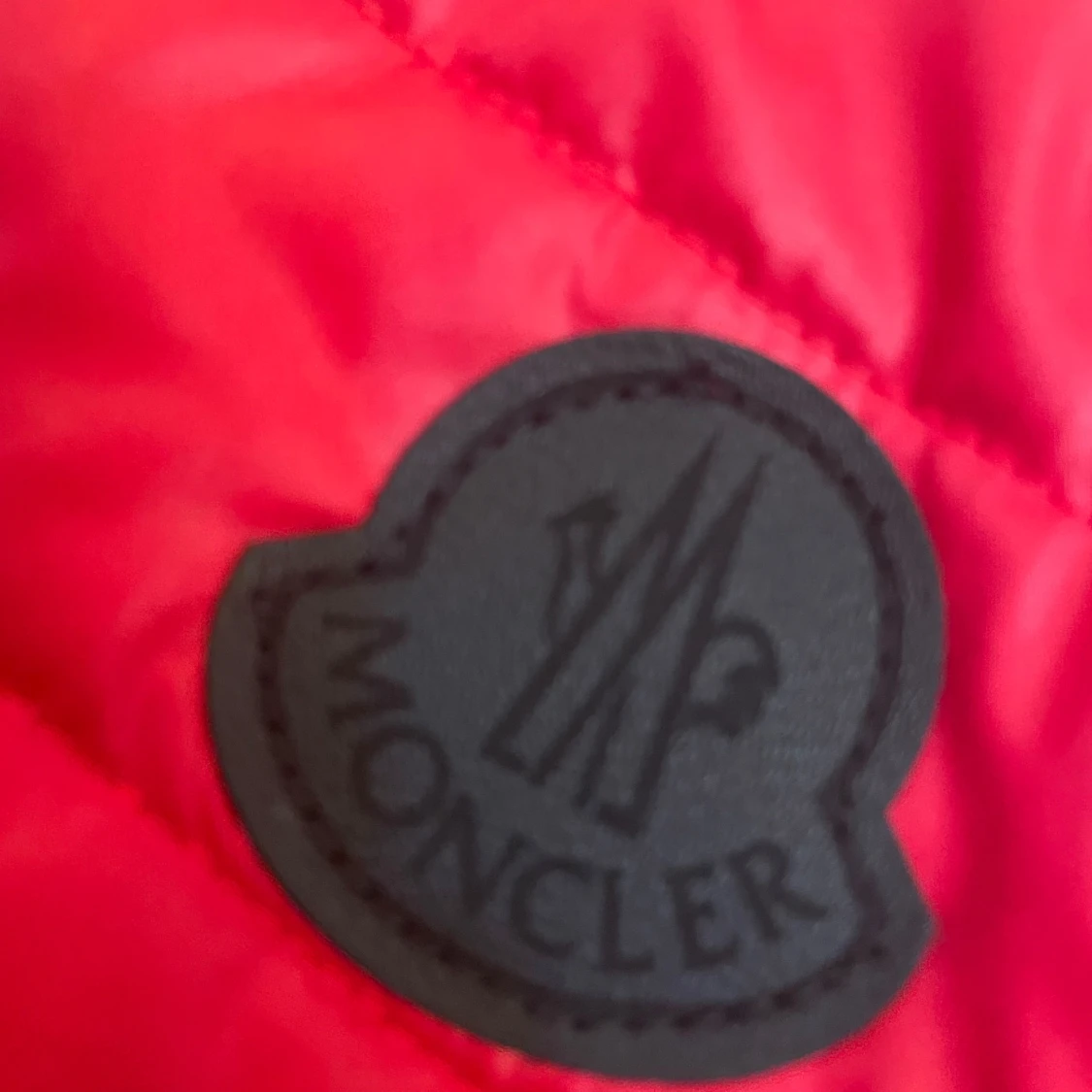 Röd moncler väst  - 92