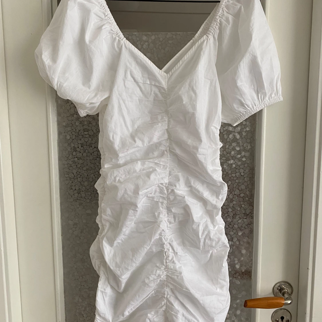 Vit kortklänning med puffärmar